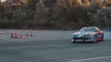 yolda drift sportcar gider