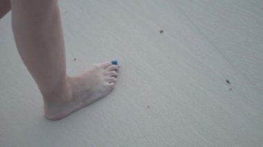 Sahilde güzel yalnız kız