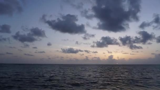 Rising sun on the horizon above a calm ocean — Stock Video