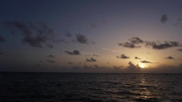 Stigande solen vid horisonten ovanför en lugna havet — Stockvideo