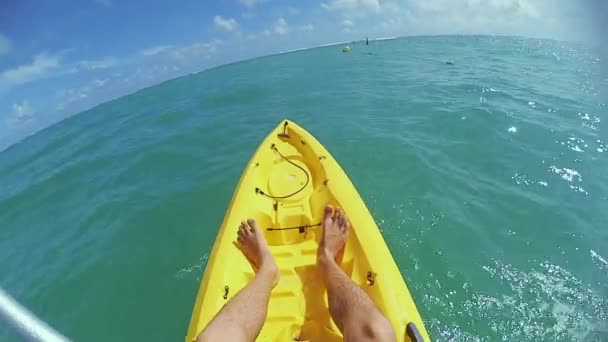 Facet pływa na kajaku na Oceanie — Wideo stockowe