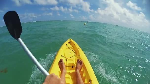 Парень плавает на каяке в океане — стоковое видео