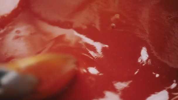 Крупный план кондитера, готовящего паштет — стоковое видео