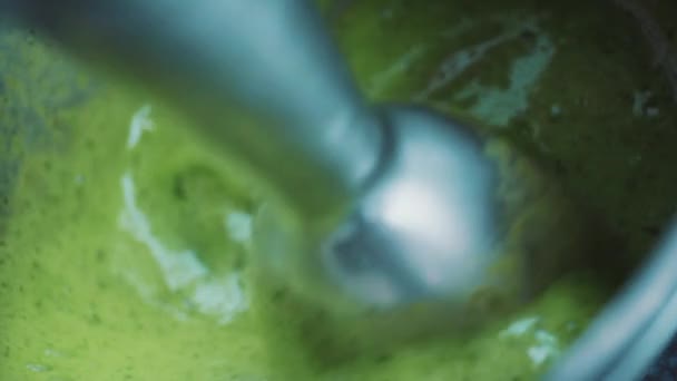 prépare une éponge de la cuisine moléculaire 