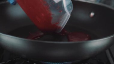 bir tavada kavurma Ahududu reçeli