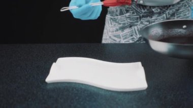 Son dokunuş ekleyerek Şef