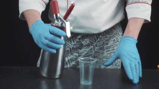 Bereitet einen Schwamm aus der Molekularküche zu — Stockvideo