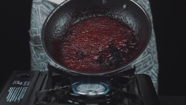 Roasting raspberry jam in a frying pan — Stock Video