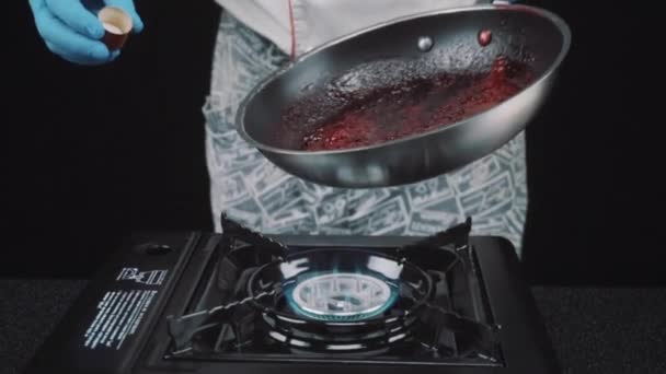 Roasting raspberry jam in a frying pan — Stock Video