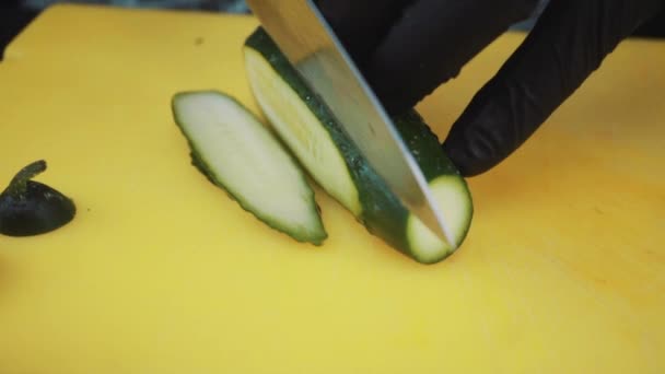 Cook snijdt komkommer — Stockvideo