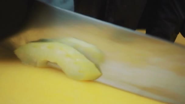 Cozinheiro corta pepino — Vídeo de Stock