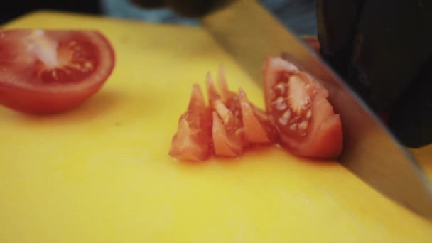 Повар режет помидоры — стоковое видео