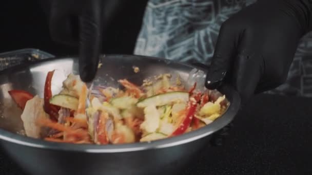 El chef prepara una ensalada — Vídeo de stock