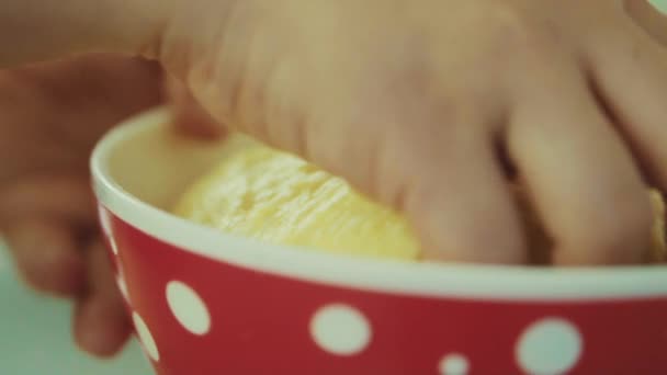 Panadero amasa masa para hornear pan — Vídeos de Stock