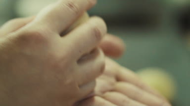 Baker ekmek için hamur kneads