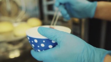 Baker bir soba buns pişiren