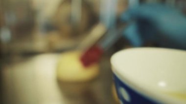 Baker bir soba buns pişiren