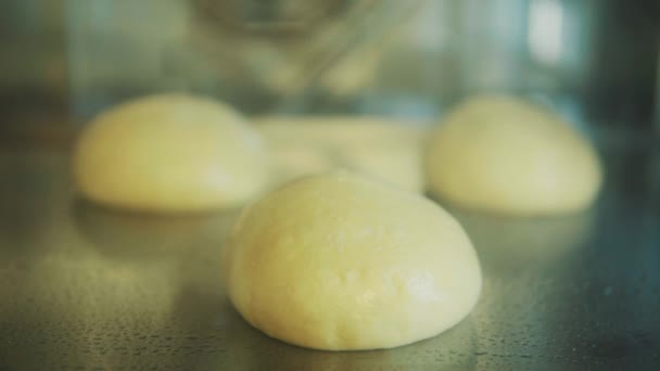 Boulanger des brioches dans un poêle — Video