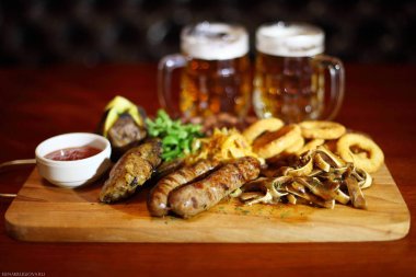 sosis sosu bir tepsi