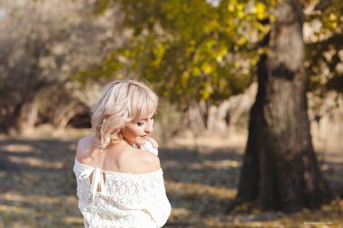 sonbahar ormandaki güzel kız