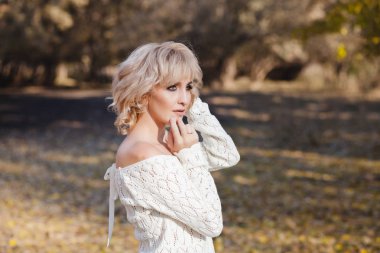 sonbahar ormandaki güzel kız