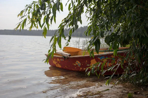 Stará loď na břehu řeky — Stock fotografie