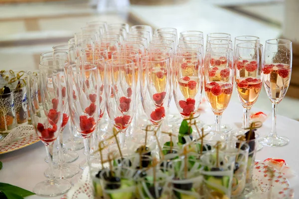 Много бокалов шампанского — стоковое фото
