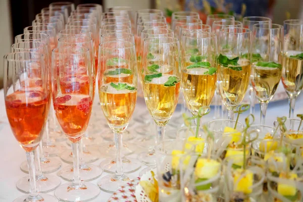 Birçok bardak şampanya