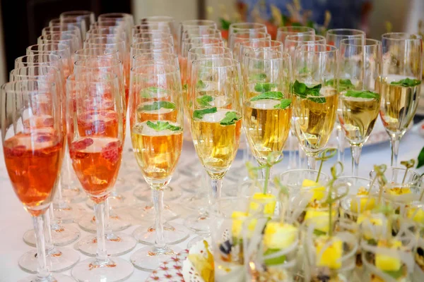 Många glas champagne — Stockfoto