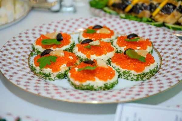 Sándwiches con caviar rojo — Foto de Stock