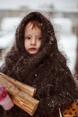 Küçük kız ve kar