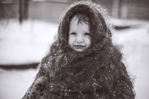 Bambina e neve — Foto Stock