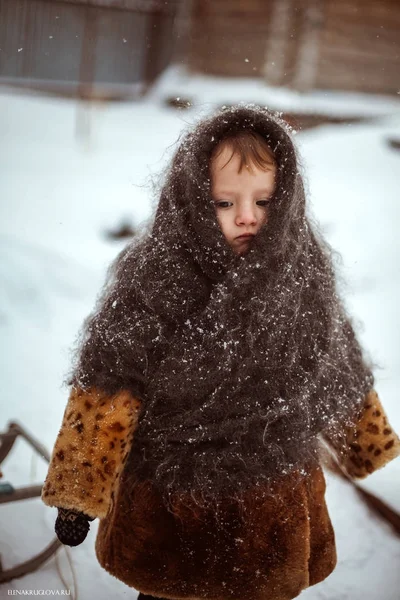 Маленькая девочка и снег — стоковое фото