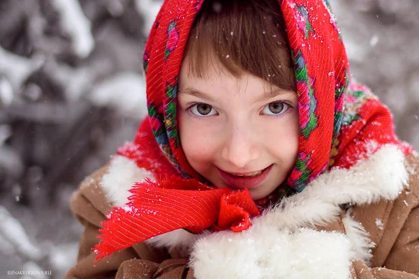 Девушка в зимнем лесу и яркий шарф . — стоковое фото