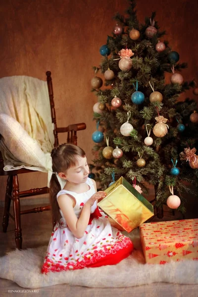 Il bambino vicino all'albero di Natale . — Foto Stock