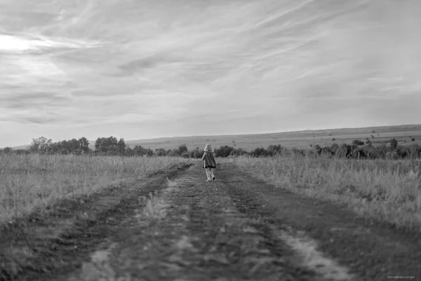 Niño en la carretera retrato en blanco y negro —  Fotos de Stock