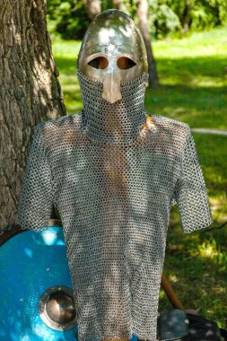 Şövalye zırhı manken üzerinde.