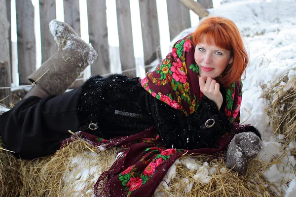 Kış orman, Rus Halk şal kız portresi. Shrovetide