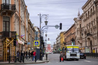 Saint Petersburg 1.05.2015. Nevskiy Prospekt. St. Petersburg'da yürümek.