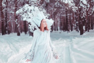 Görüntü kar kraliçesi. Kış orman içindeki kız. Kar, kış, kar fırtınası, orman, kız kış yolunda.