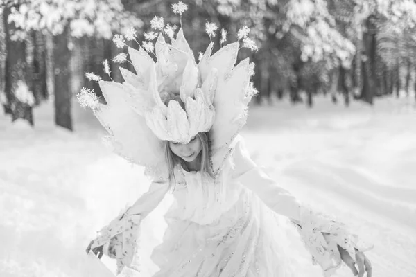 Het Beeld Van Sneeuwkoningin Meisje Winter Woud Sneeuw Winter Blizzard — Stockfoto