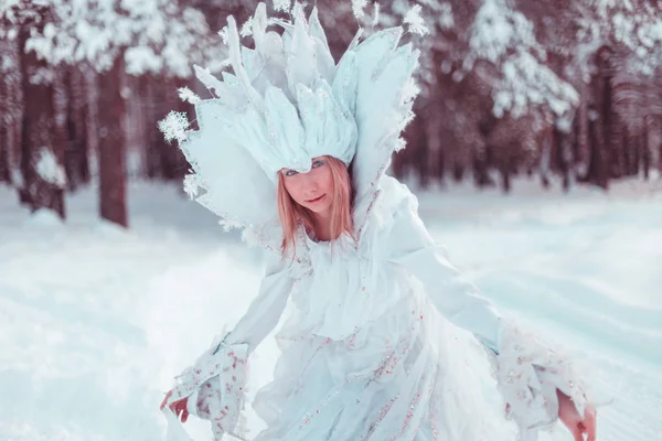 Immagine Della Regina Delle Nevi Ragazza Nella Foresta Invernale Neve — Foto Stock