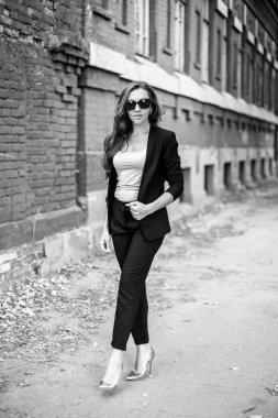 Sıkı bir takım elbise kız. İş tarzı kız. İş kadını.