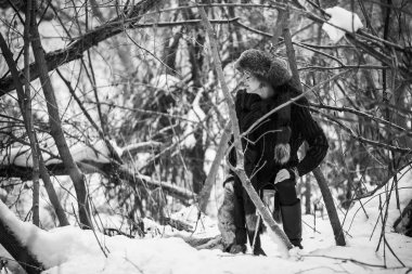 Kadın gladyatör. Tarihi görüntü. Tilki kürk ve hayvan derileri. Kadın savaşçı. Kış orman savaş gladyatörlerin. Tarihsel film görüntüsü. Gladyatörler.