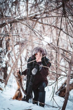 Kadın gladyatör. Tarihi görüntü. Tilki kürk ve hayvan derileri. Kadın savaşçı. Kış orman savaş gladyatörlerin. Tarihsel film görüntüsü. Gladyatörler.