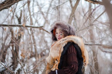 Kadın gladyatör. Tarihi görüntü. Tilki kürk, kürk. Kadın savaşçı. Kış orman savaş gladyatörlerin. Tarihsel film resim.