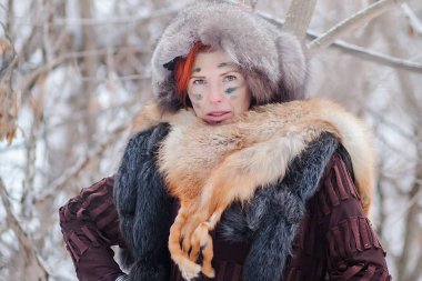 Kadın gladyatör. Tarihi görüntü. Tilki kürk, kürk. Kadın savaşçı. Kış orman savaş gladyatörlerin. Tarihsel film resim.