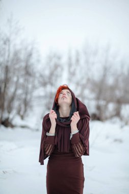 Kadın gladyatör. Tarihi görüntü. Tilki kürk, kürk. Kadın savaşçı. Kış orman savaş gladyatörlerin. Tarihsel film resim.