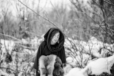 Kadın gladyatör. Tarihi görüntü. Tilki kürk, kürk. Kadın savaşçı. Kış orman savaş gladyatörlerin. Tarihsel film görüntüsü. Gladyatörler.