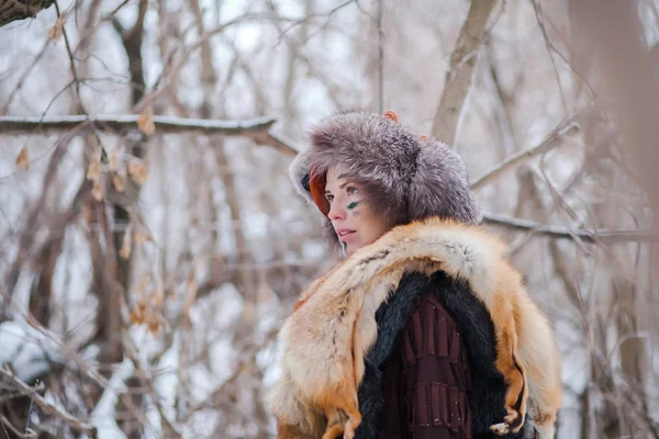 女角斗士历史性的形象 狐狸毛皮 女勇士战争的角斗士在冬季森林 历史电影的形象 — 图库照片